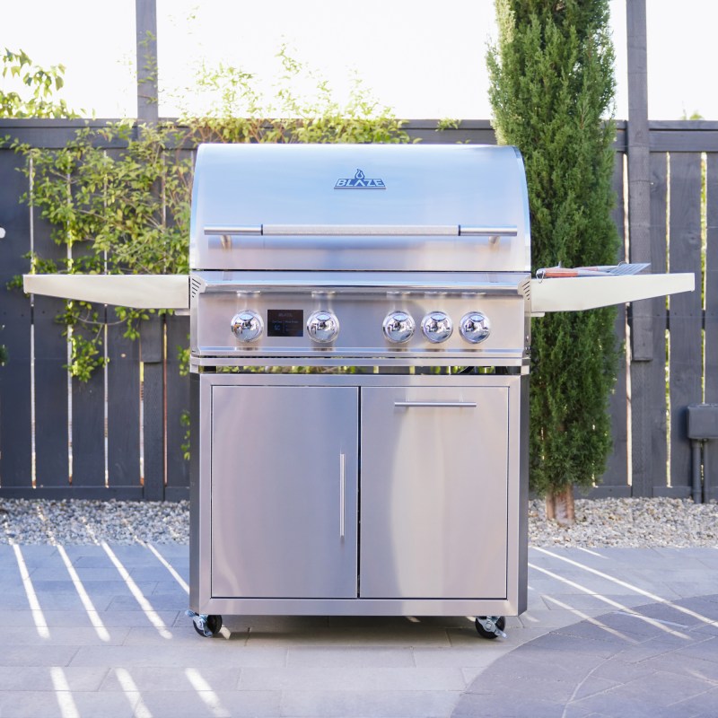 Blaze LTE PRO 32 inch grill on cart full view